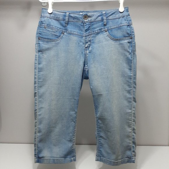 Denim Capris with a washed out look - Picture 1 of 2